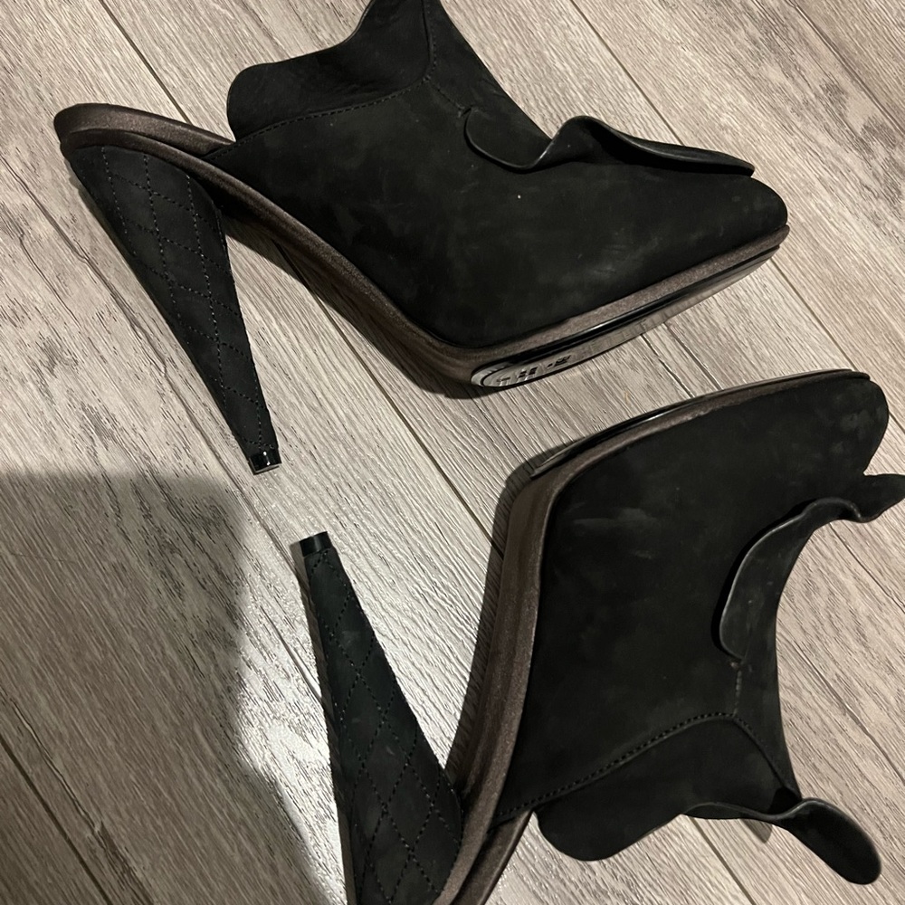 Fendi Black Ruffle Heels - Picture 7 of 7